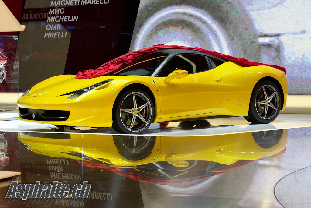 La 458 expos e sur le stand Ferrari au salon de Gen ve toit noir mat