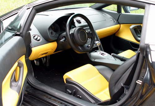 Essai Lamborghini Gallardo V10 5.0 2005 intérieur noir jaune