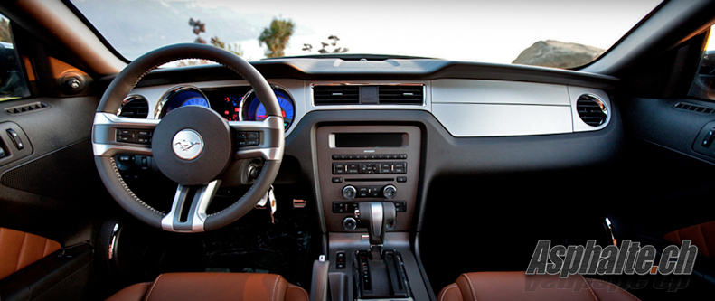 Ford Mustang GT mk5 2010 intérieur