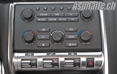 Essai Nissan GT-R 2009 console centrale