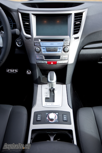 Essai Subaru Legacy 2.5 GT intérieur console centrale