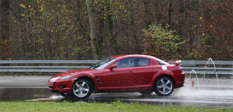 Mazda RX8 rouge survirage