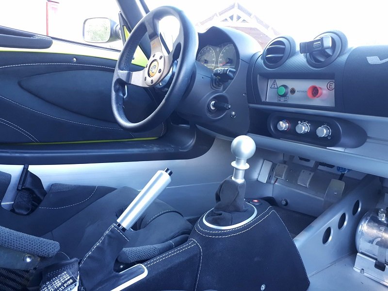 Lotus v6 cup Interieur 1.jpg