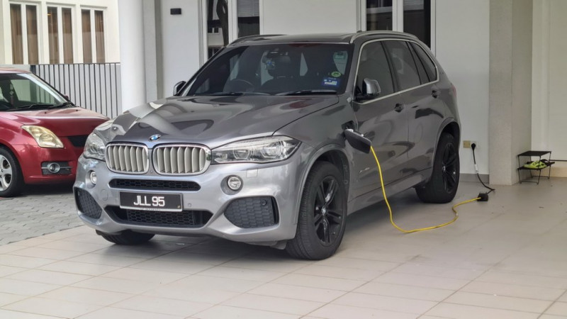 BMW-X5-40e-Plugged-In.jpg