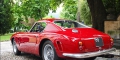 FERRARI 250 GT SWB, 1960 Carrosserie: berlinetta Scaglietti Considérée par beaucoup, à juste titre, comme une des plus belles Ferrari, la 250 GT chassis court représente l’archétype de la Ferrari du gentleman-driver des années 60, courant sur circuit le samedi et flânant sur la Croisette le dimanche. Cet exemplaire a participé en janvier au Cavallino Classic à Palm Beach. Participant: Peter Read (USA)