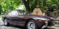 FERRARI 250 GT LUSSO, 1963 Carrosserie: berlinetta Scaglietti Produite à 350 exemplaires, la "Lusso" est d’une élégance intemporelle, surtout dans des couleurs inhabituelles comme ce marron ou en général dans les teintes sombres et sa cote est en perpétuelle croissance. Cet exemplaire a battu un record aux enchères pour une 250 GT Lusso: $ 2'100'000 en 2007, probablement dû au fait que le premier propriétaire était Steve McQueen, passionné d'automobiles. Participant: David Moores (UK)
