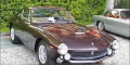 FERRARI 250 GT LUSSO, 1963 Carrosserie: berlinetta Scaglietti Produite à 350 exemplaires, la "Lusso" est d’une élégance intemporelle, surtout dans des couleurs inhabituelles comme ce marron ou en général dans les teintes sombres et sa cote est en perpétuelle croissance. Cet exemplaire a battu un record aux enchères pour une 250 GT Lusso: $ 2'100'000 en 2007, probablement dû au fait que le premier propriétaire était Steve McQueen, passionné d'automobiles. Participant: David Moores (UK)