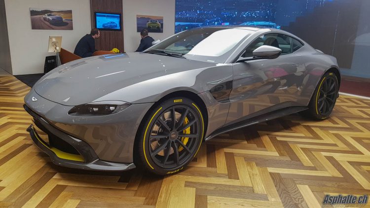 Aston Martin Vantage gris plat