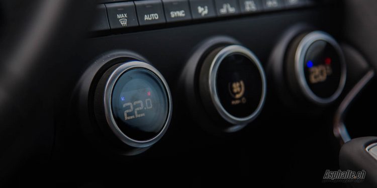Jaguar E-Pace commandes climatisation