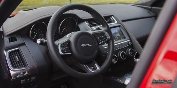 Essai Jaguar E-Pace intérieur tableau de bord