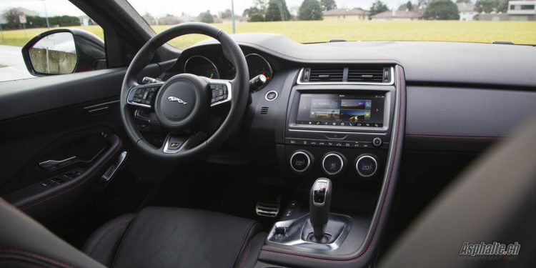 Essai Jaguar E-Pace intérieur tableau de bord
