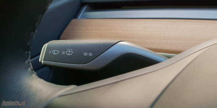 Tesla Model 3 Road Test Blinker 
