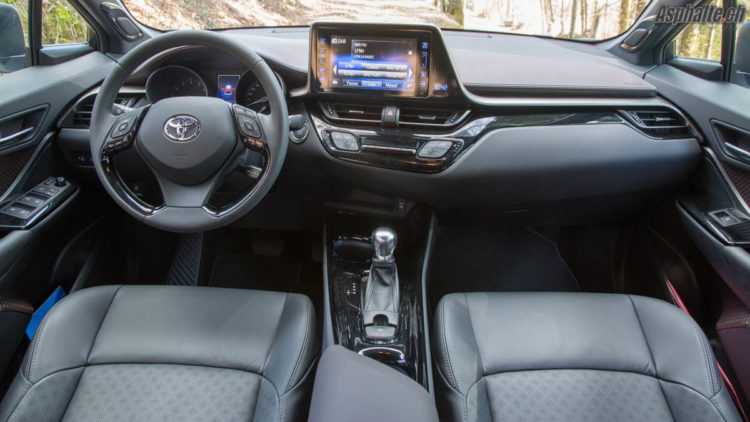 Essai Toyota C-HR intérieur premium tableau de bord