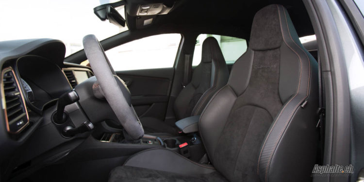 Essai Seat Leon Cupra R intérieur alcantara