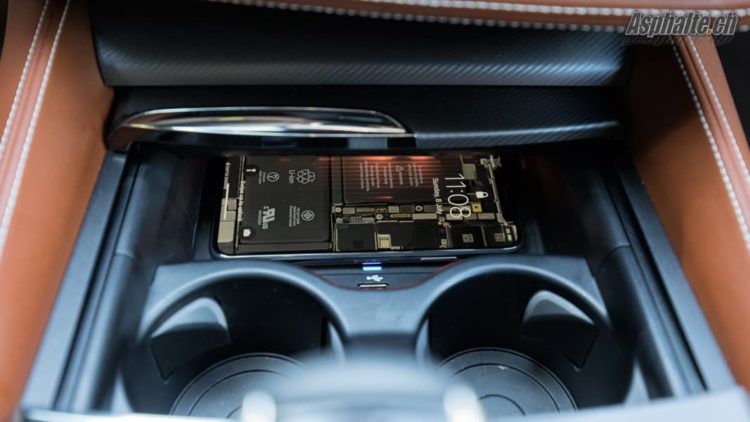 Essai BMW M5 F90 chargeur smartphone QI