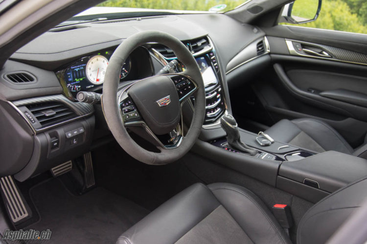 Essai Cadillac CTS-V intérieur cuir alcantara tableau de bord