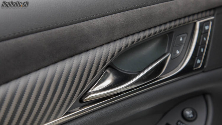 Test Cadillac CTS-V intérieur alcantara carbone