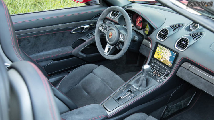 Essai Porsche 718 Boxster GTS 982 intérieur alcantara