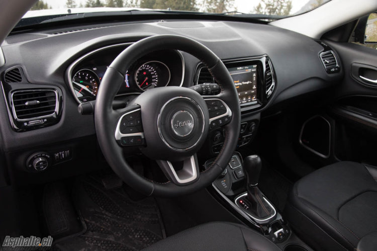 Essai Jeep Compass Limited 1.4 MultiAir intérieur tableau de bord