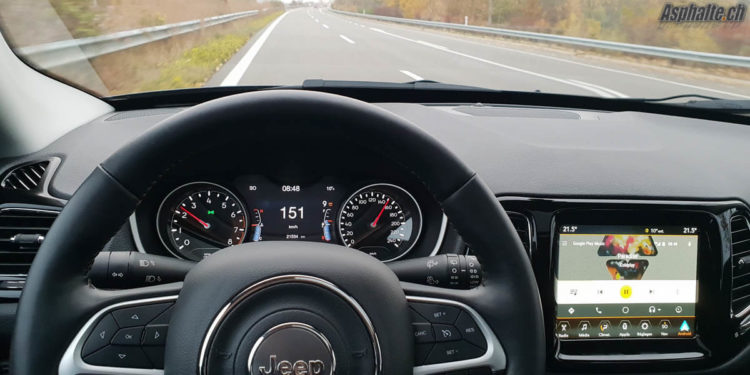 Essai Jeep Compass Limited 1.4 MultiAir intérieur tableau de bord