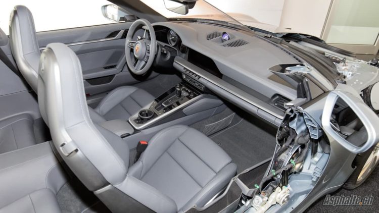 Porsche 992 Carrera S intérieur tableau de bord