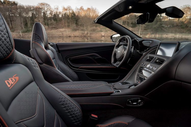 Aston Martin DBS Superleggera Volante cabriolet intérieur