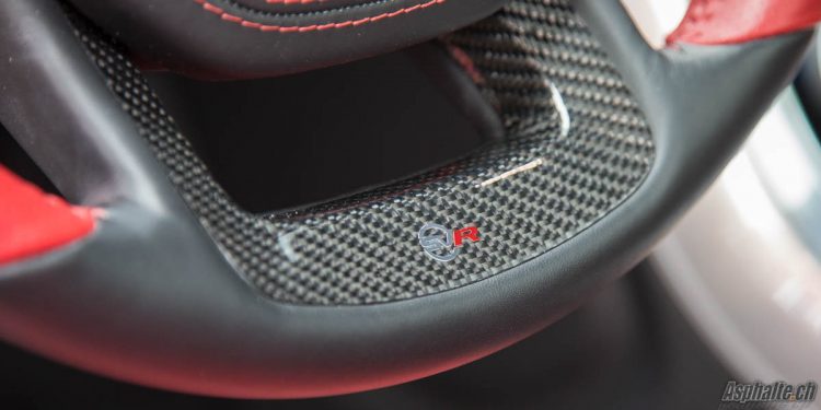 Essai Range Rover Sport SVR intérieur volant carbone