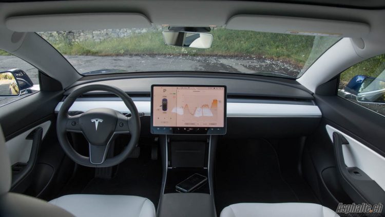 Essai Tesla Model 3 intérieur tableau de bord