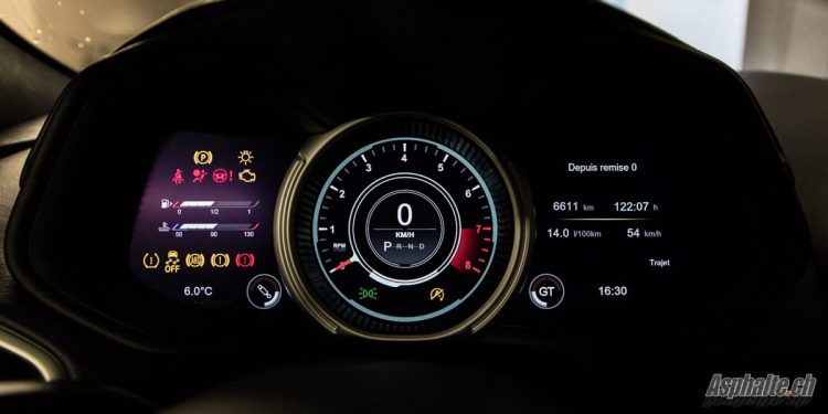 Essai Aston Martin DB11 AMR instruments compteurs
