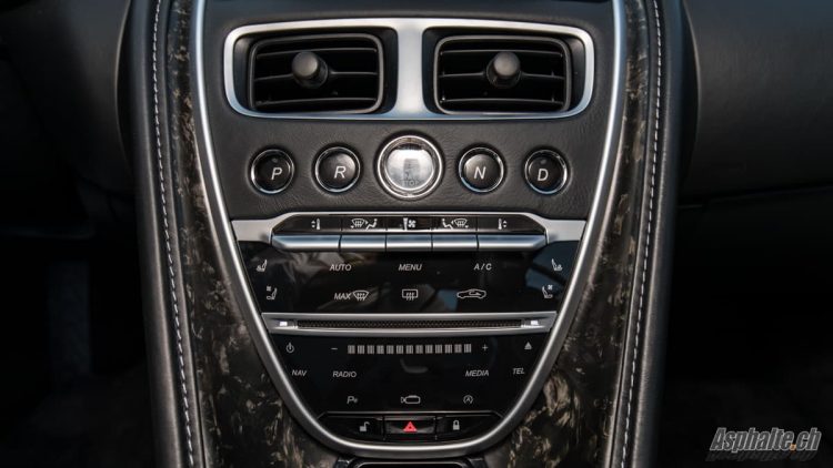 Essai Aston Martin DB11 AMR console centrale carbone