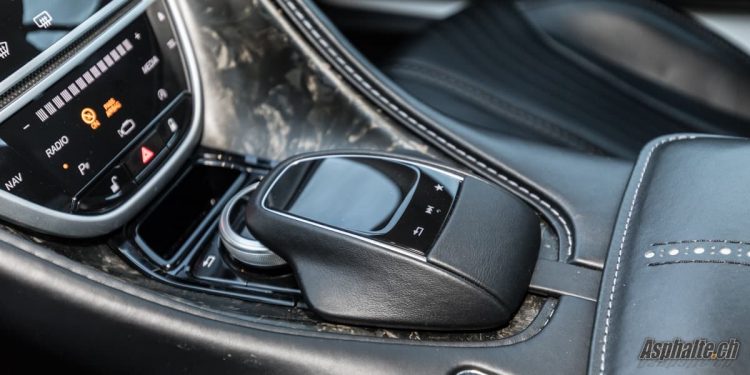 Essai Aston Martin DB11 AMR console centrale