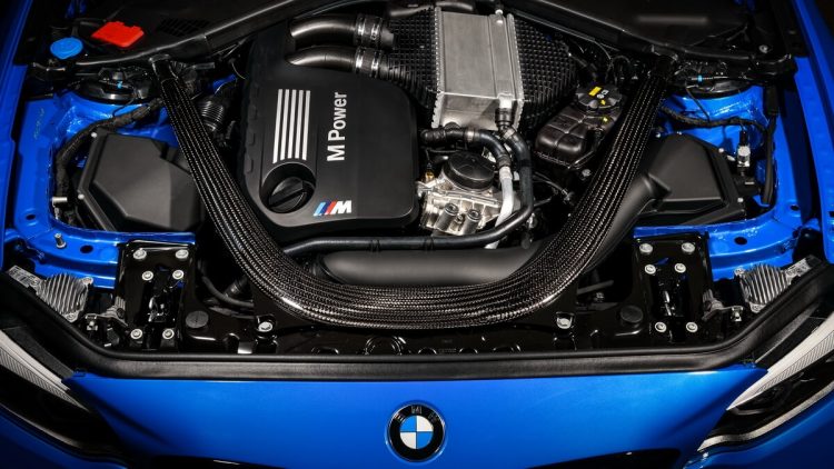 BMW M2 CS moteur barre anti rapprochement carbone