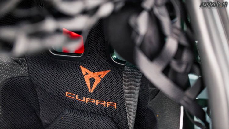 Essai Seat Cupra TCR baquet logo
