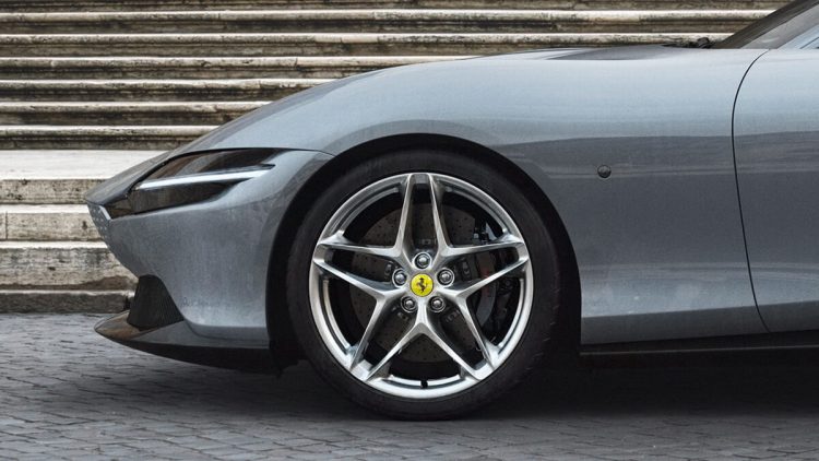 Ferrari Roma style avant