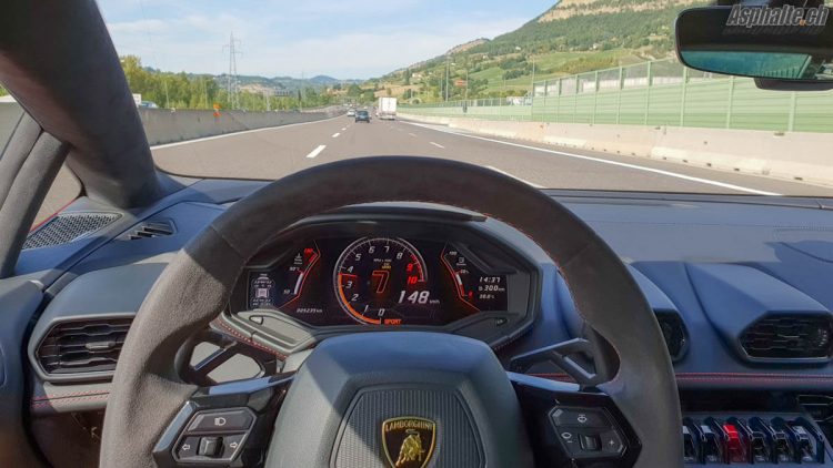 Essai Lamborghini Huracan Evo intérieur autoroute