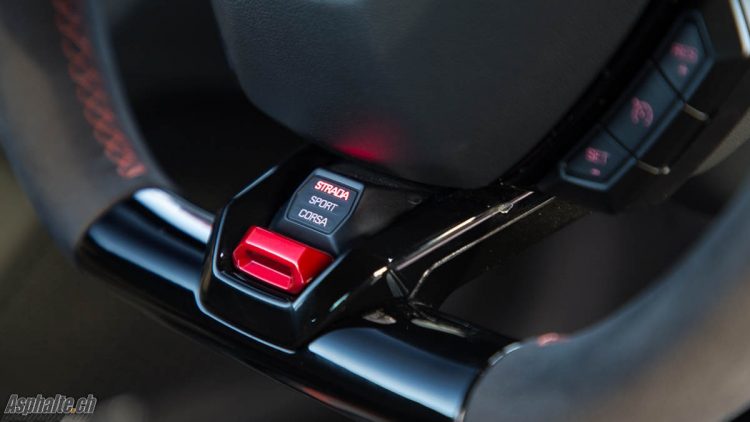 Essai Lamborghini Huracan Evo sélecteur mode Strada Sport Corsa