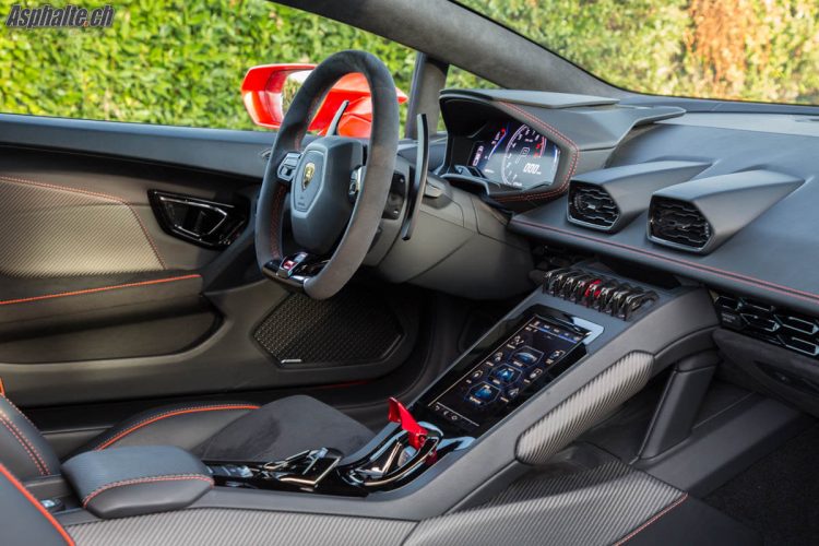 Essai Lamborghini Huracan Evo intérieur tableau de bord