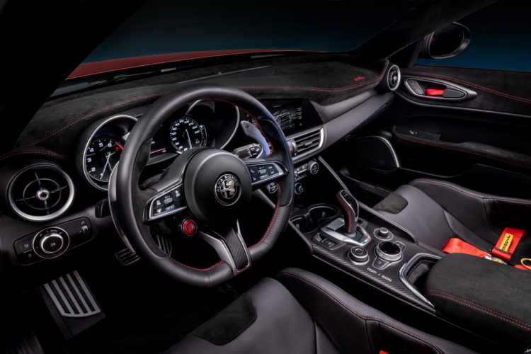 Alfa Romeo Giulia GTA intérieur tableau de bord